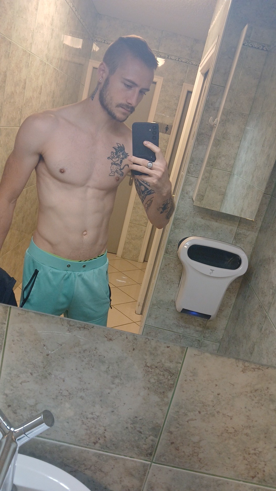Profil de Aubert, 27 ans, Annonce Coquine à Champoz